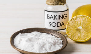 Dùng backing soda khủ mừi công nhà vệ sinh