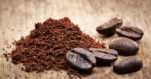 Dùng bã cafe khử mùi hôi công nhà vệ sinh